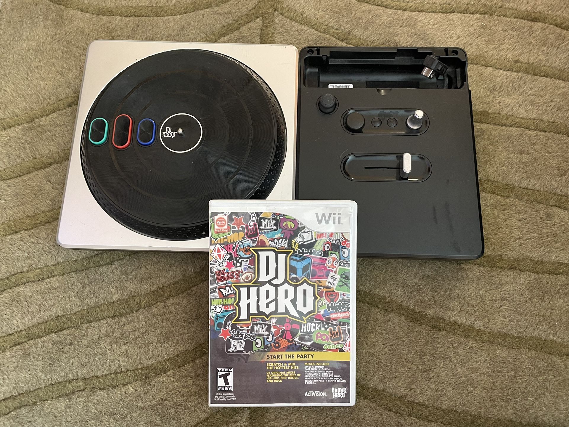 DJ Hero Turntable and game bundle - For Wii