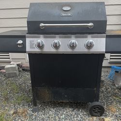4-Burner Propane Gas Grill Barbecue ( Dyna-Glo )