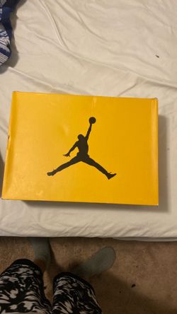 White and yellow Jordan 6’s size 8.5