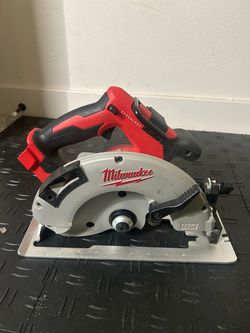 Milwaukee M18 18V Lithium-Ion Brushless Cordless 7-1/4 in. Circular Saw (Tool-Only)