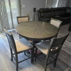Round Dining Table With 4 💺 Chairs!!