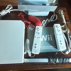 WII GAME SYSTEM WITH 2 CONTROLLERS 1 NUMCHUK AND 2 GAMES CLICK ON PICTURE YOU WILL GET FULL PICTURE SIZE 