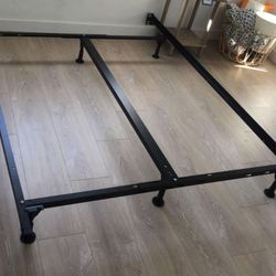 QUEEN / CAL KING / KING SIZE METAL BED FRAME (LIKE NEW) 
