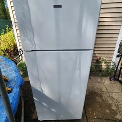 Refrigerator General electric. 17.5 cu.ft.
