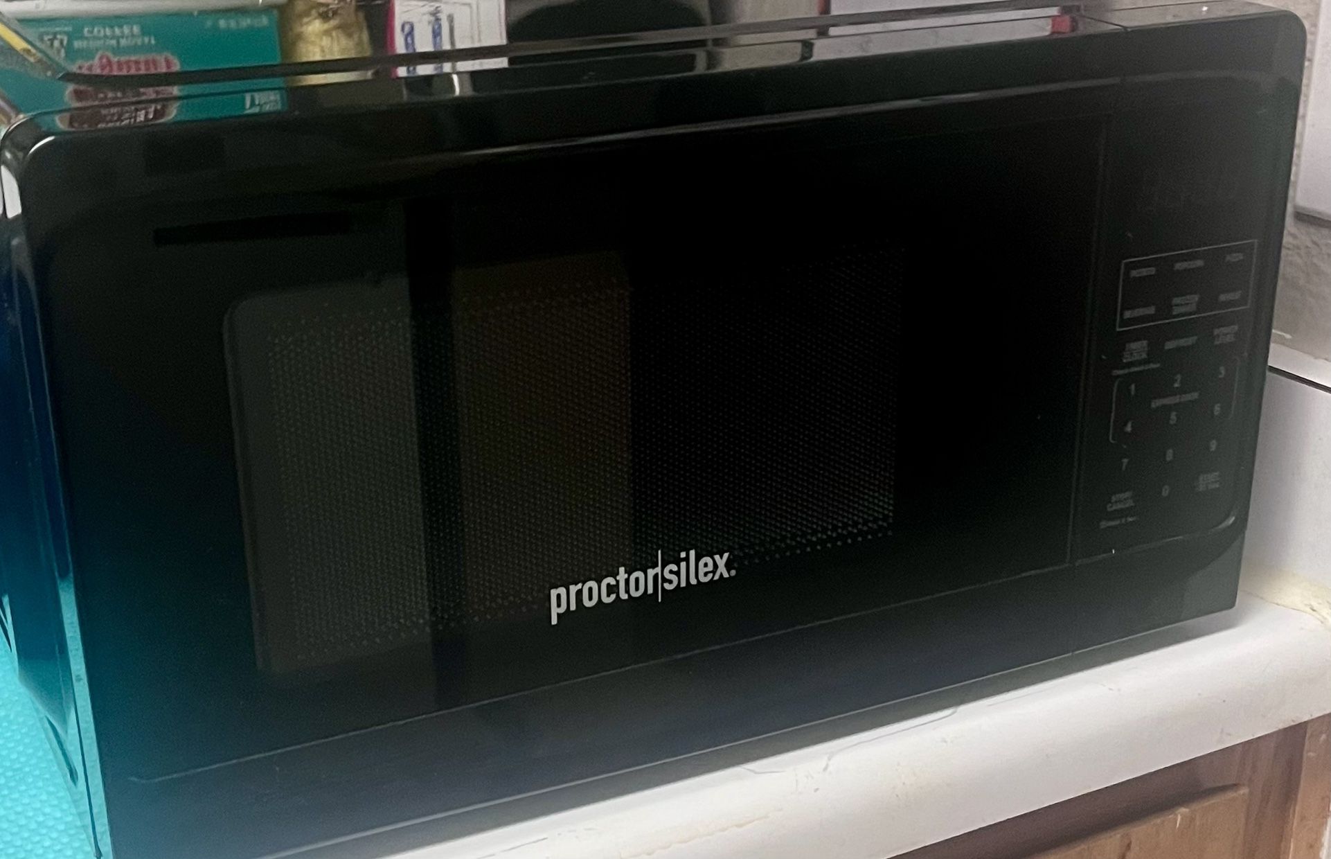 Proctor Silex 0.7 cu ft 700 Watt Microwave Oven - Black