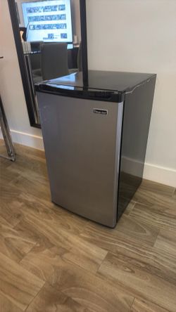 Mini refrigerator Magic Chef