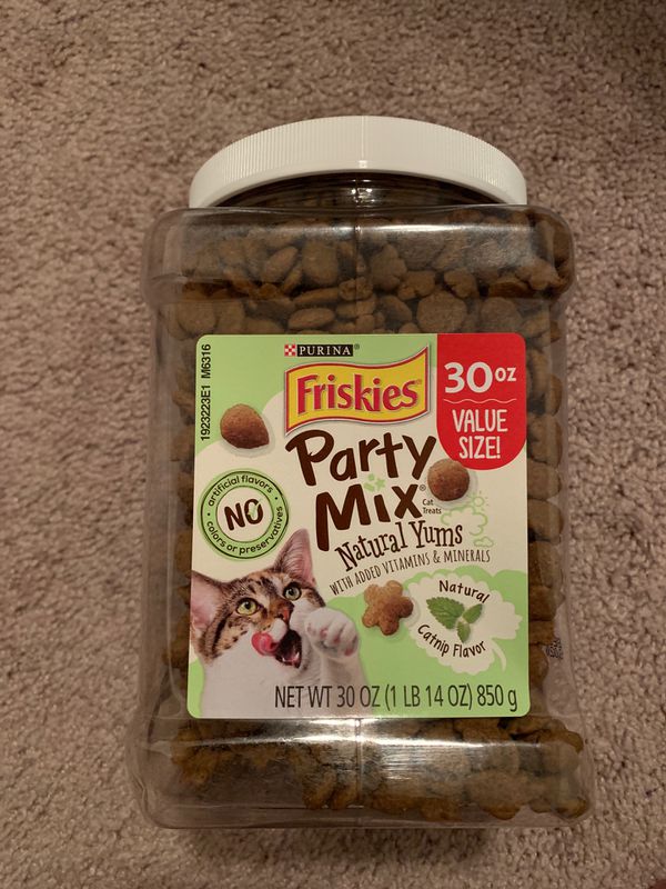 Friskies Party Mix Natural YUMS Adult Cat Treats 30 oz. Canister for