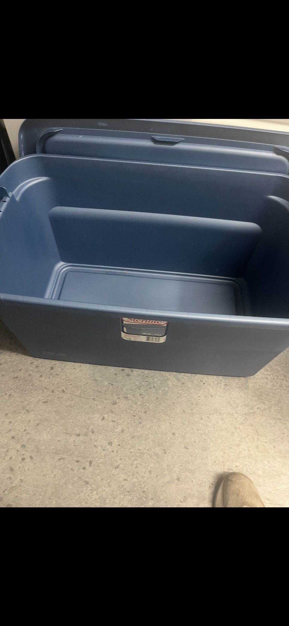 Blue Sterilite 122qt/115 L Storage Container w/Lid