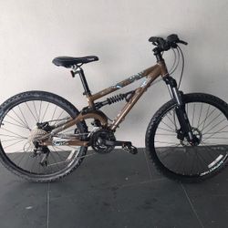 BICYCLE GIANT 27 SPEED BRAND NEW 