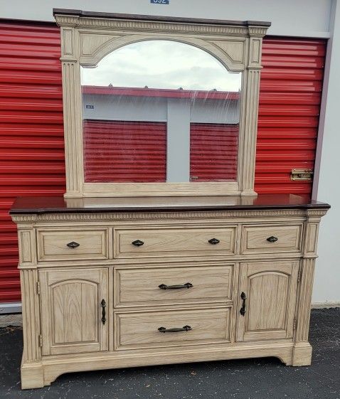 (FREE DELIVERY) Rooms To Go Rudianto Dresser With Mirror
