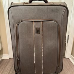 London Fog Travel Suitcase with Wheels 27x17x12-13”