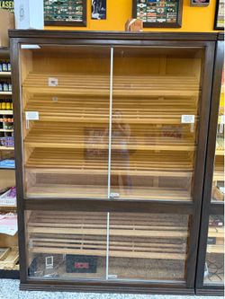Cigar humidor
