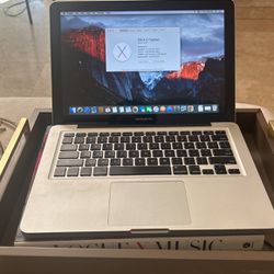 MacBook Pro 4gb 2010 With Charger