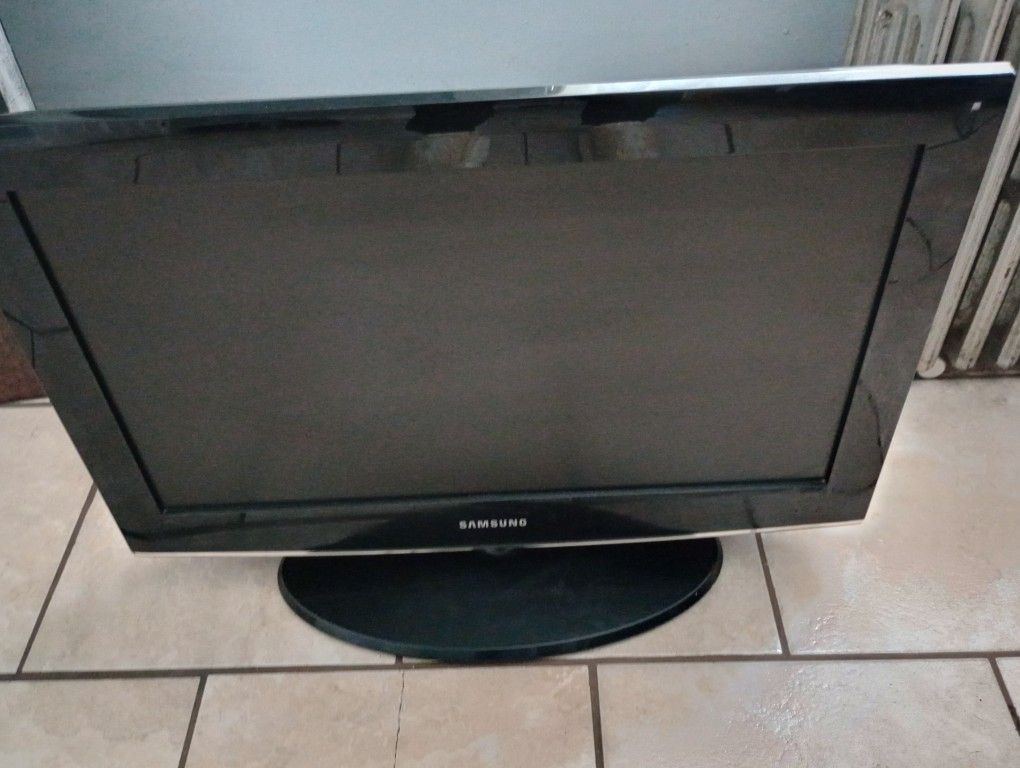 Samsung 26" TV Works Great! No Remote!
