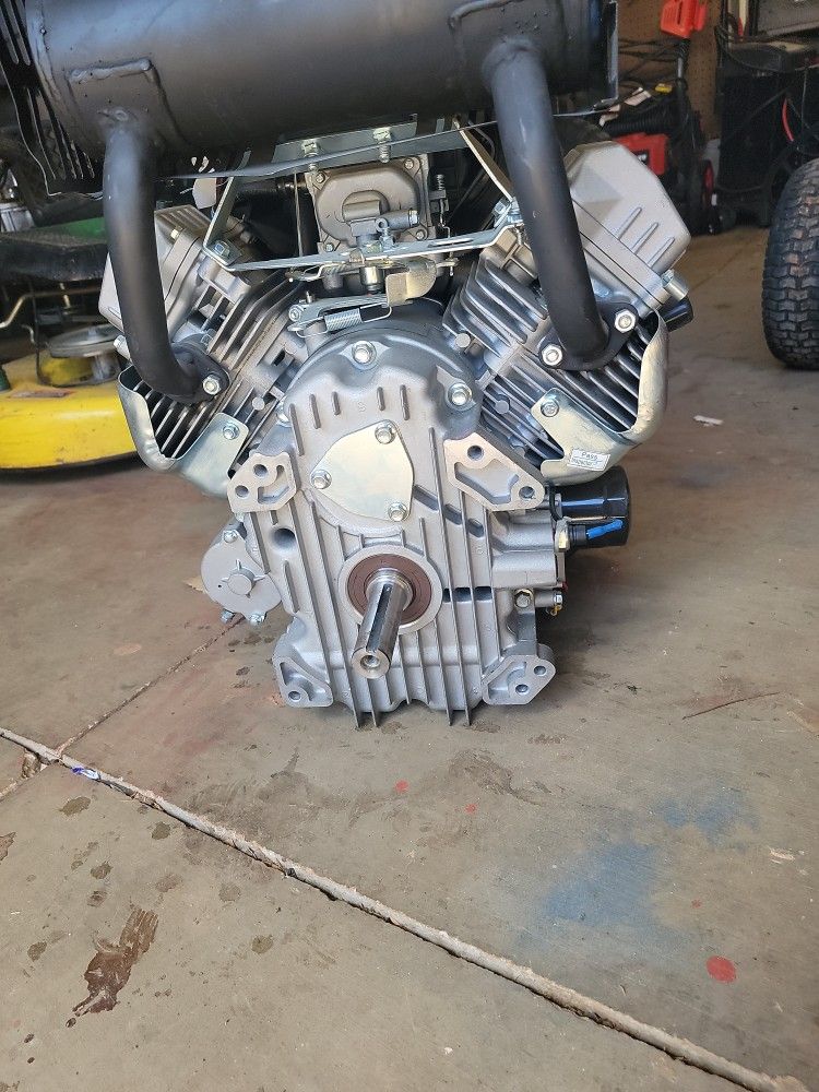 Predator 22hp/ 708cc V- Twin Riding Mower/zero Turn Engine