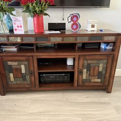 Entertainment center 