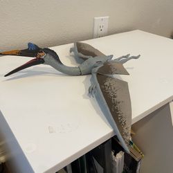 Jurassic World Quetzalcoatlus Dinosaur Action Figure Dino Kids Toy with Massive Pterosaur Wing Flap