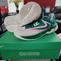 Size 9- Nike GIANNIS IMMORTALITY 3