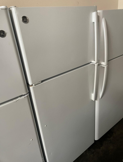 GE Top Freezer Fridge – White, Clean, Adjustable Shelves