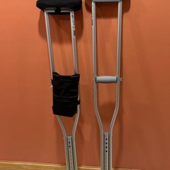 Crutches With Accessories Kit