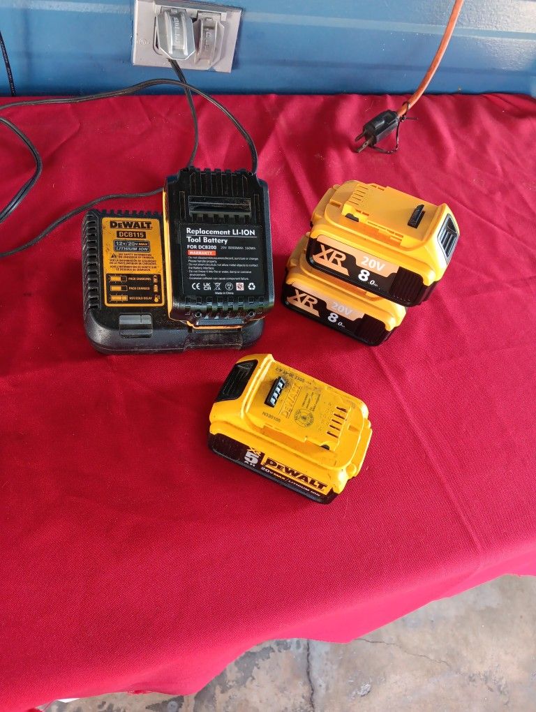 Una Bateria Dewalt Y 3 Similares  Con Cargador