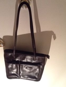 Brown leather shoulder purse. With 3 exterior pockets, & 3 inside departments. Excellent condition.