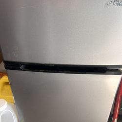 Arctic King Mini Fridge 3.2 Cu