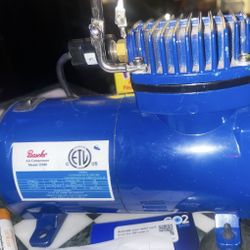  The image shows a Paasche D500 air compressor. It is an oil-less, diaphragm-type compressor designed for hobbyists and artists