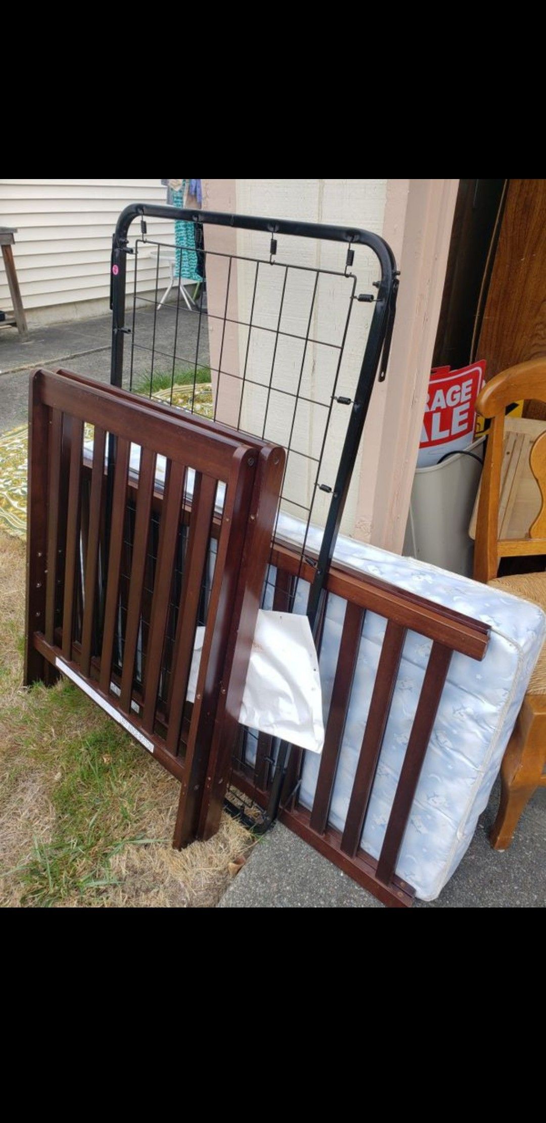 Nice Crib!! Comes with waterproof mattress 💚
