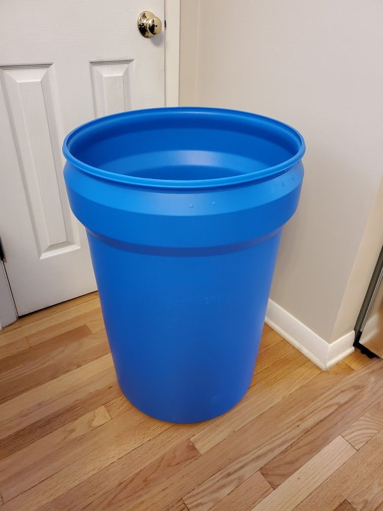 Barrels/Drums Removable Top 30Gallon/114L Like New, Clean.  Food grade, good for wine, cabbage, Rain Water Collecting And More.  Multiple available.