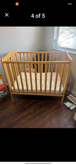 Mini baby crib