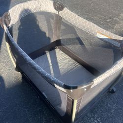 Graco Pack n’ Play Cuddle Cove Elite