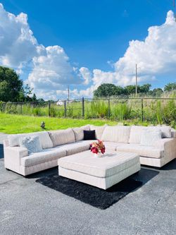Free Delivery 🚚 White Sectional Couch and Ottoman
