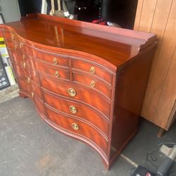  Beautiful Vintage Morganton Antique Bedroom Set 4 Post Bed , Dresser And Mirror Full Size Pick Up In Orting  The Morganton Furniture Company was a we