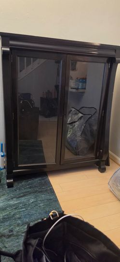 Glass Display Case with lock and wheels