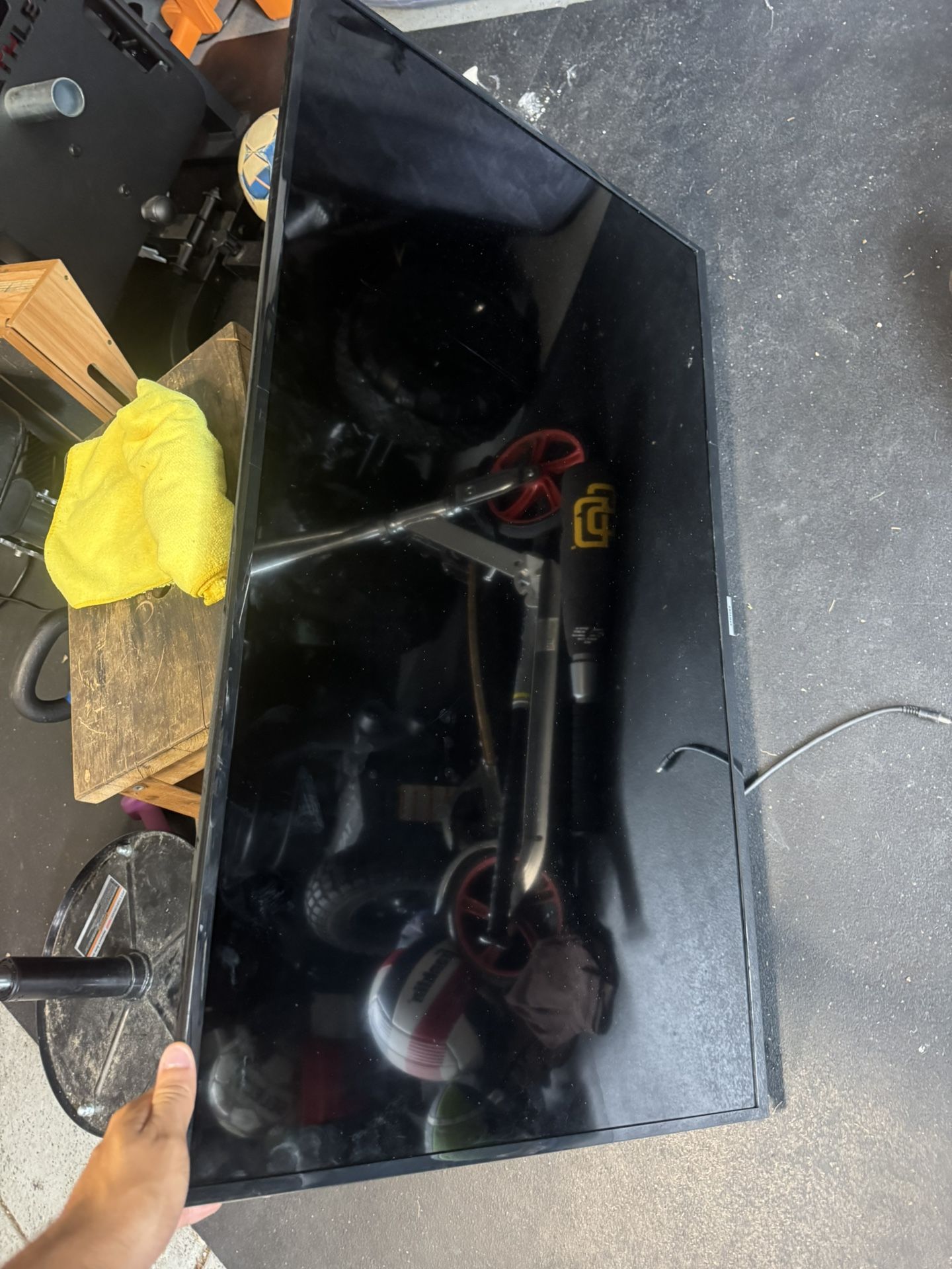 40” Tv Samsung with tv mount