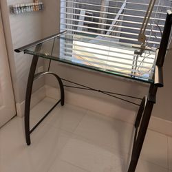 Mesa Pequeña De Cristal $35