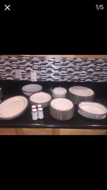 NEW Platinum Buffet Royal Gallery Fine Chine (more than 120 piece) Platinum Buffet Royal Gallery Fine China set (purchased from Macy's) Will sell f
