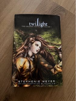 Twilight: The Graphic Novel, Vol. 1