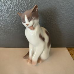 Bing & Grondahl Vintage Collectible Porcelain Cat Grooming #2466