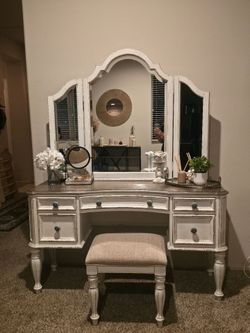Shabby chic vanity with bench & tri-fold mirror