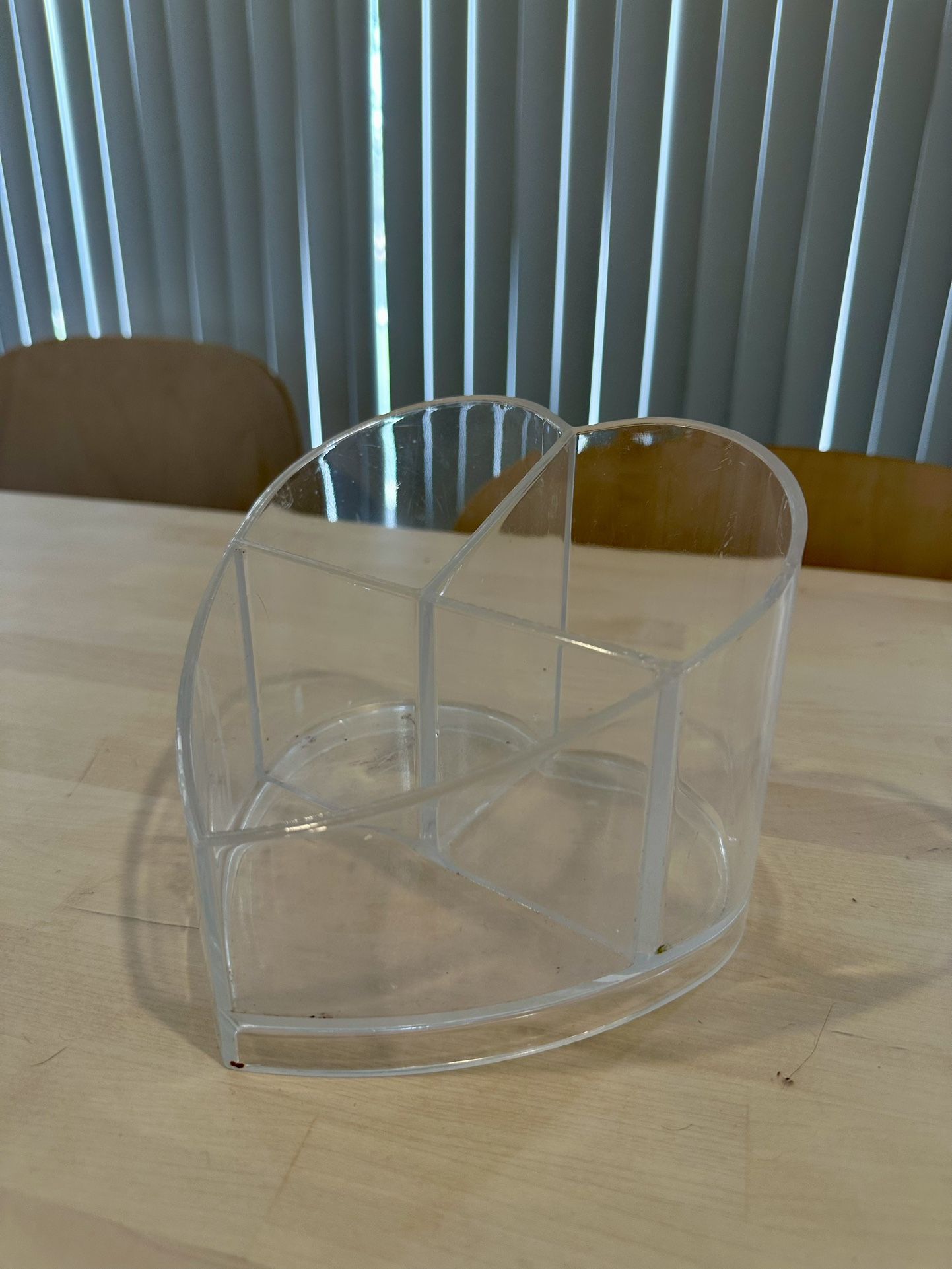 Heart‑shaped clear acrylic organizer