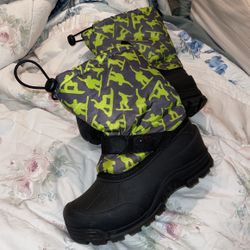 Kids Snow Boots Size 4Y Insulated Great For Outdoors 