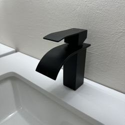 SALE ~ Modern Bathroom Faucet w/ Matching Pop-up Drain