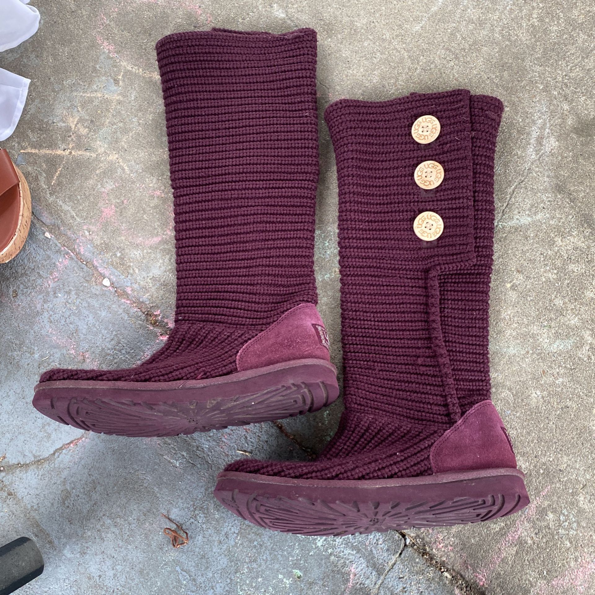 UGGS  PURPLE SWEATER  BOOTS 👢 LIKE NEW  SiZE 9 
