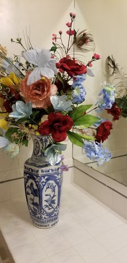 Very nice silk flower's with ceramic vases