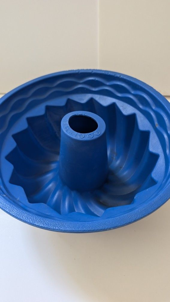 Pretty Blue Silicone Bundt Cake Pan - Non Stick, 9.5 x 5 Pickup East or West **There are tiny marks on the one side, circled in picture. Does effect