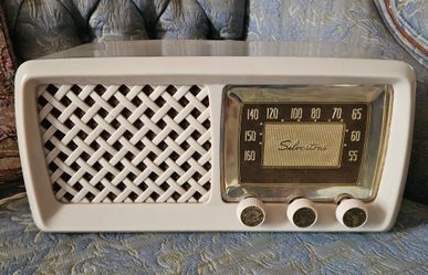 VINTAGE SILVERTONE TUBE RADIO