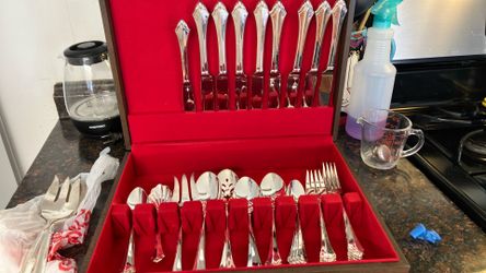 Complete  54 pc Oneida Belcourt  in original storage box NEW
