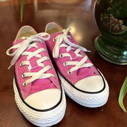 Women’s Size 6 All Star Low Tops